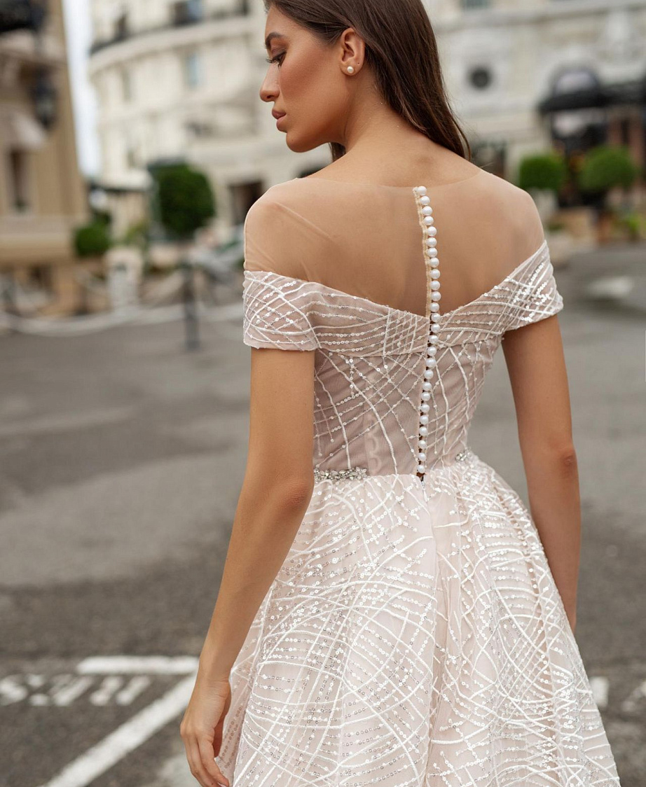 Блестящее свадебное платье с роскошным шлейфом фото