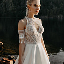 Оригинальное свадебное платья с атласной юбкой фото