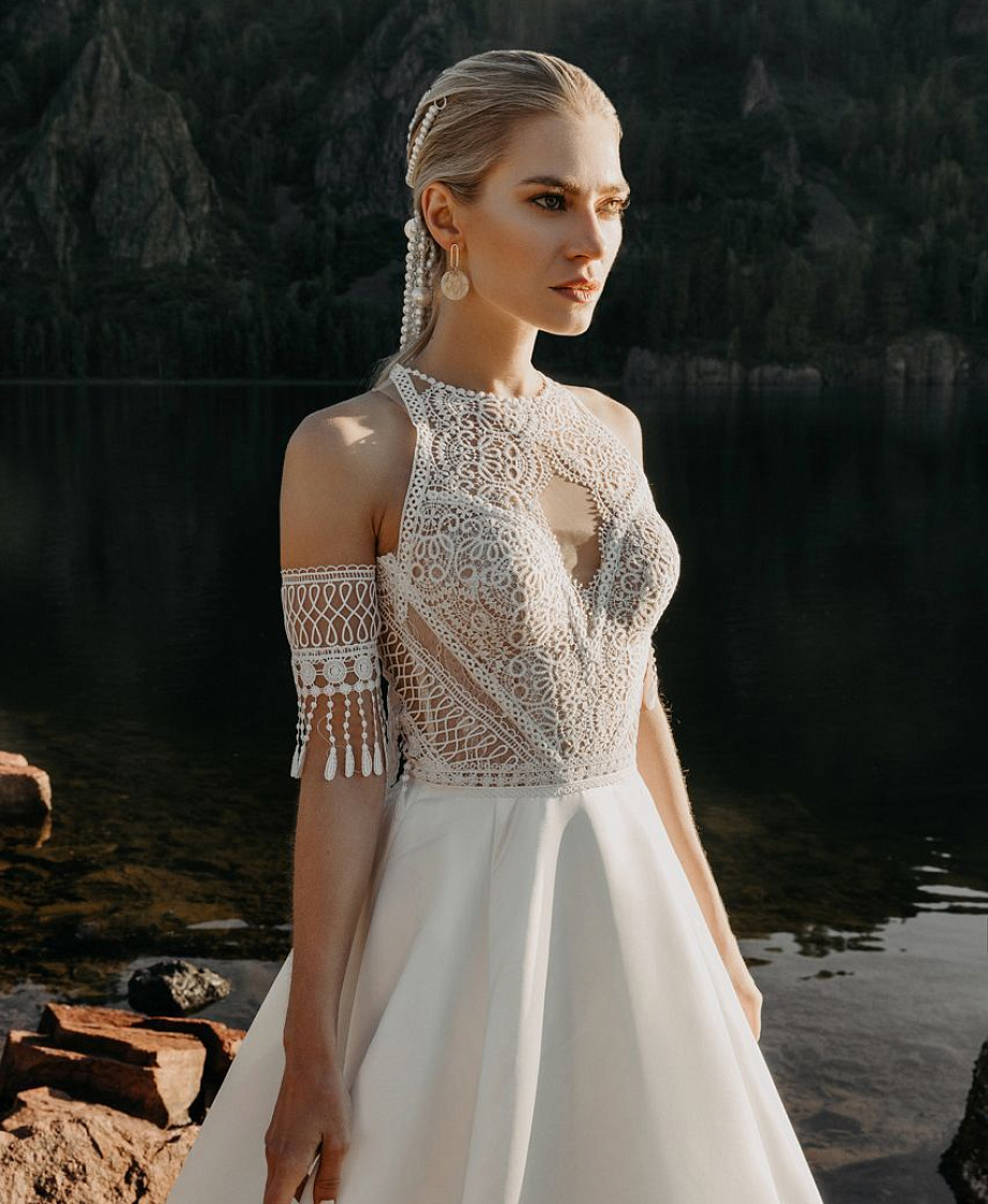 Оригинальное свадебное платья с атласной юбкой фото