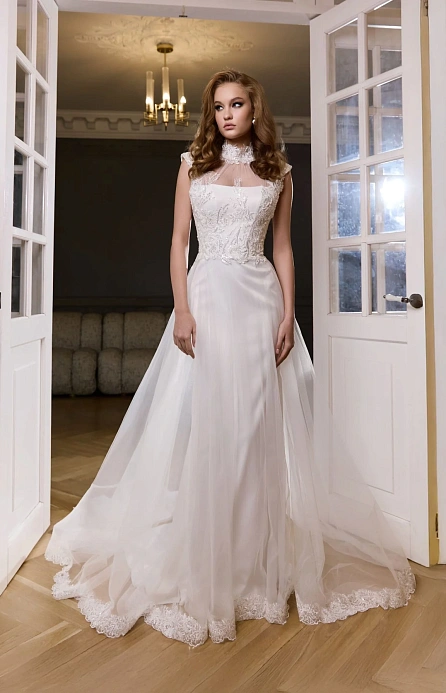 Классическое свадебное платье с кружевным корсетом и юбкой фото