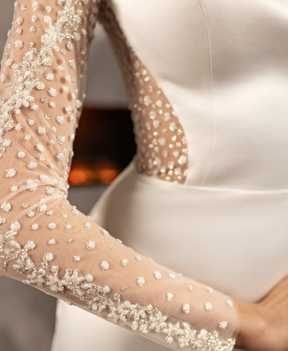 Атласное свадебное платье рыбка с кружевной спинкой и рукавами фото