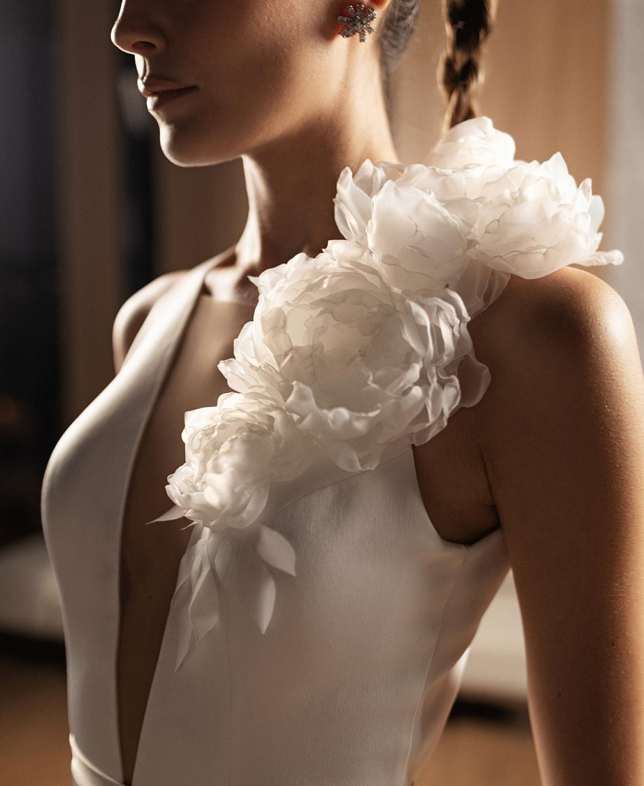Атласное свадебное платье с объемными цветами фото