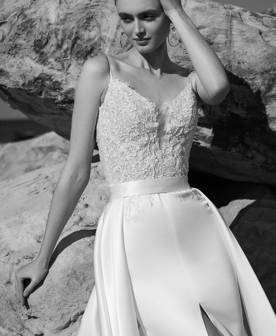 Сваденое платье рыбка с кружевным верхом на тонких бретелях фото