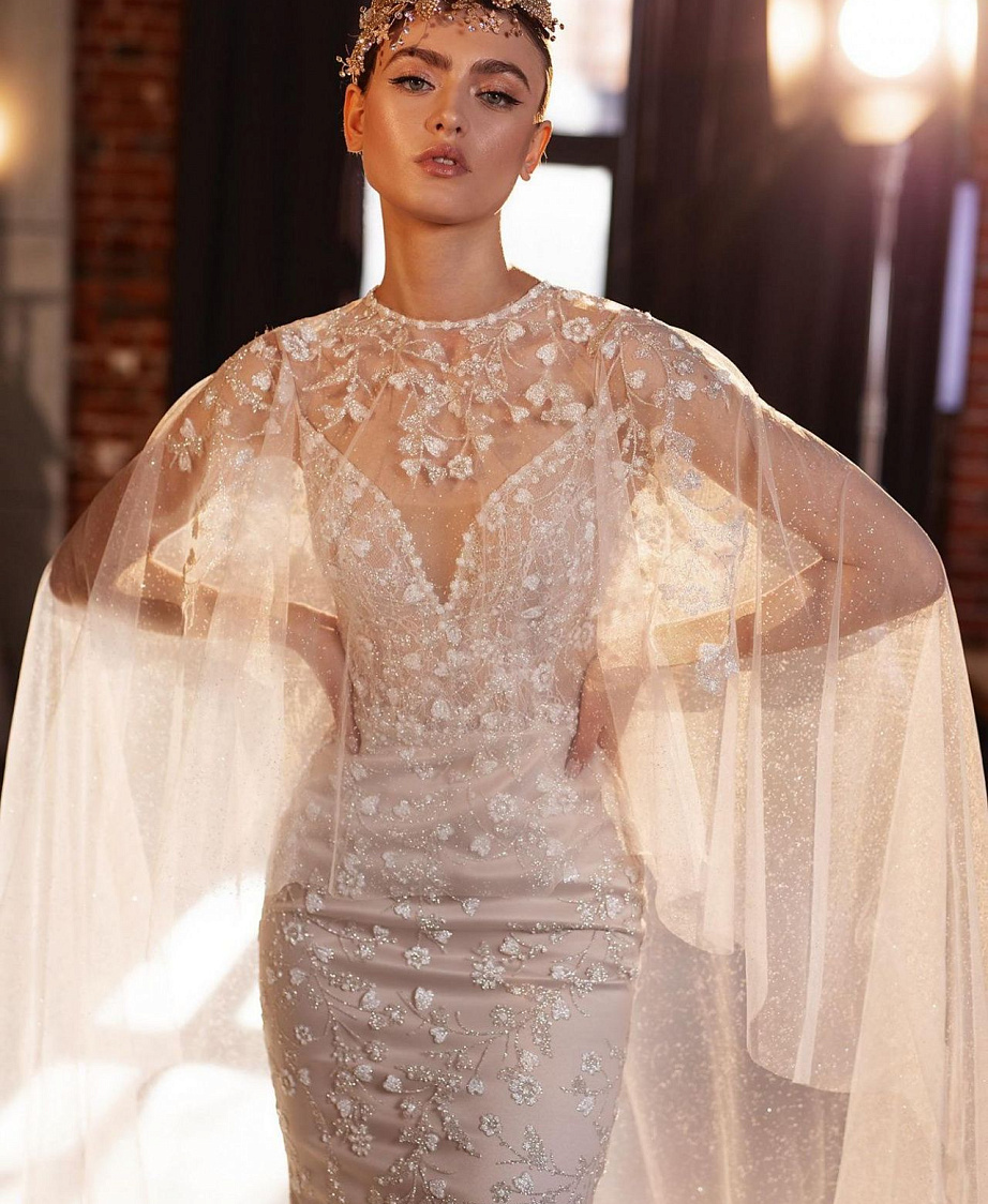 Кружевное свадебное платье рыбка с кейпом фото