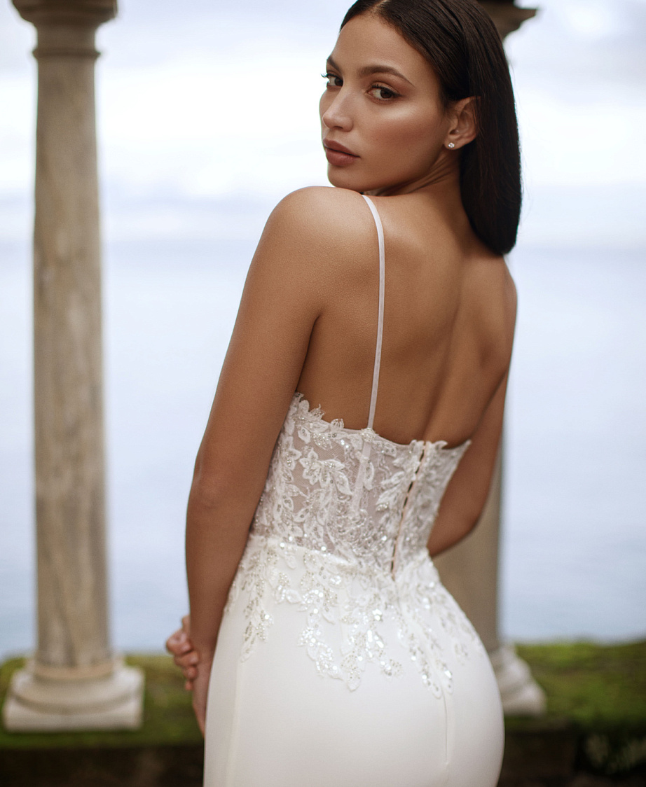 Свадебное платье русалка с роскошным шлейфом фото