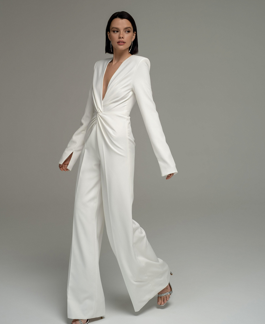 Свадебный комбинезон с декольте фото