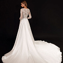 Свадебное платье с атласной юбкой и кружевным верхом фото