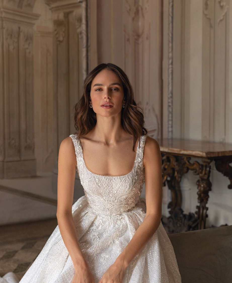 Королевское свадебное платье с квадратным вырезом фото