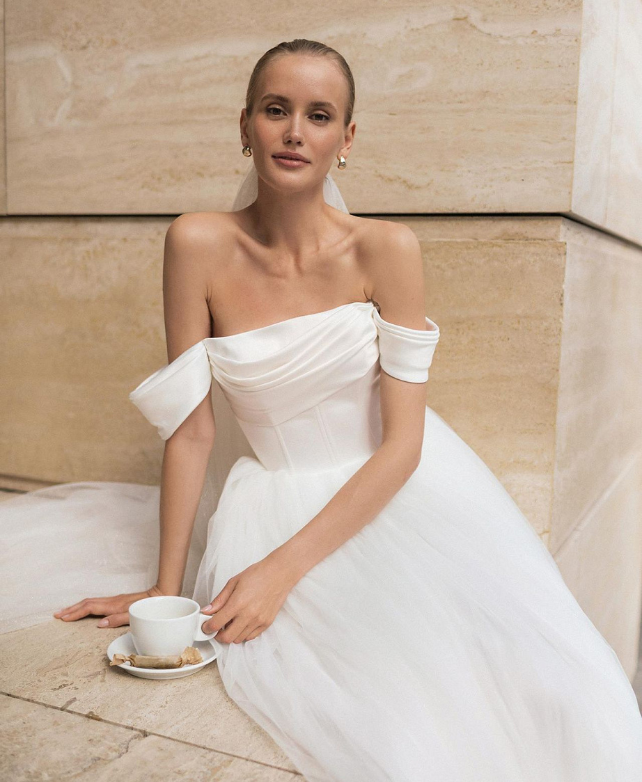 Нежное свадебное платье со шлейфом