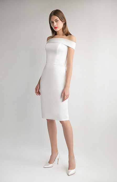 Атласное свадебное платье миди с вырезом лодочка фото