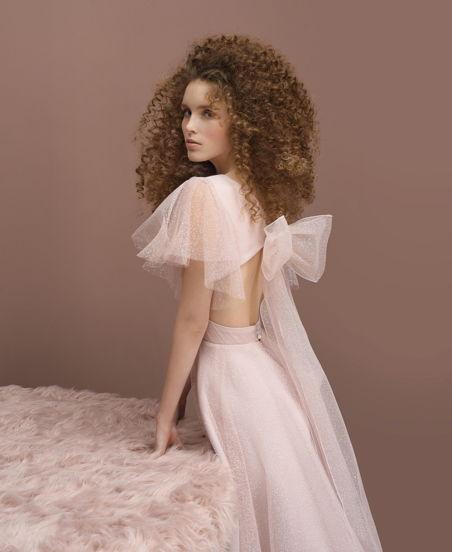 Вечернее свадебное платье миди с крылышками на плечах фото