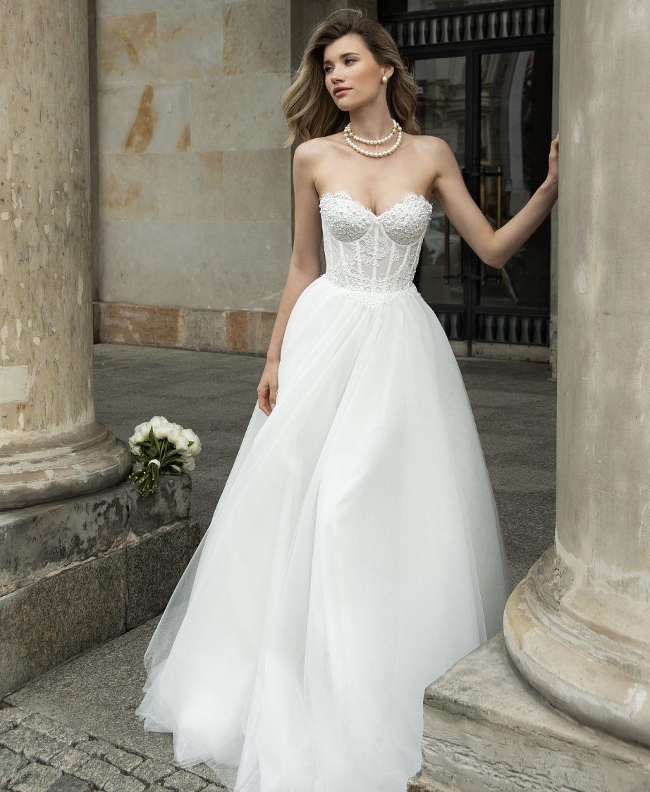 Свадебное платье с декольте в форме сердца фото