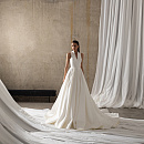 Роскошное платье из микадо с воротником-стойкой фото