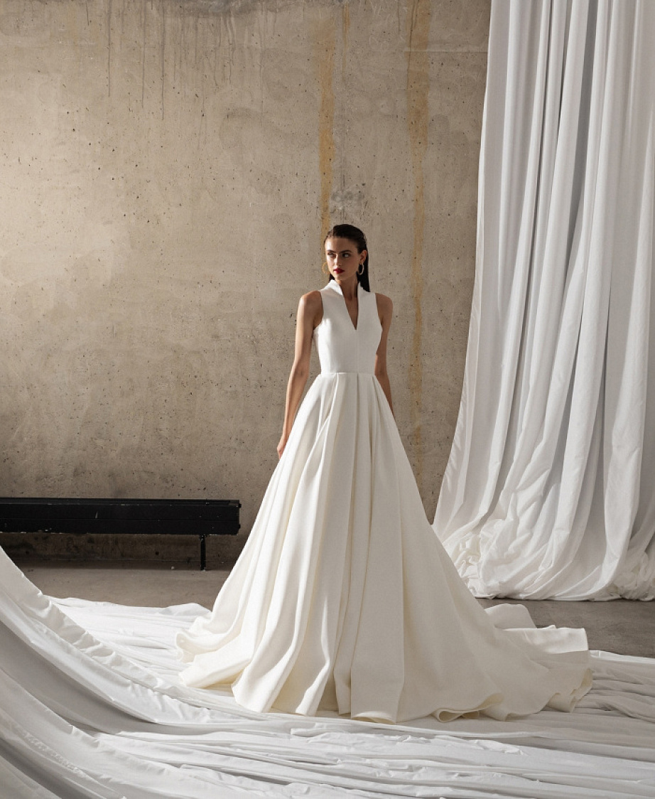 Роскошное платье из микадо с воротником-стойкой фото