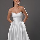 Лаконичное свадебное платье с разрезом и бантом фото