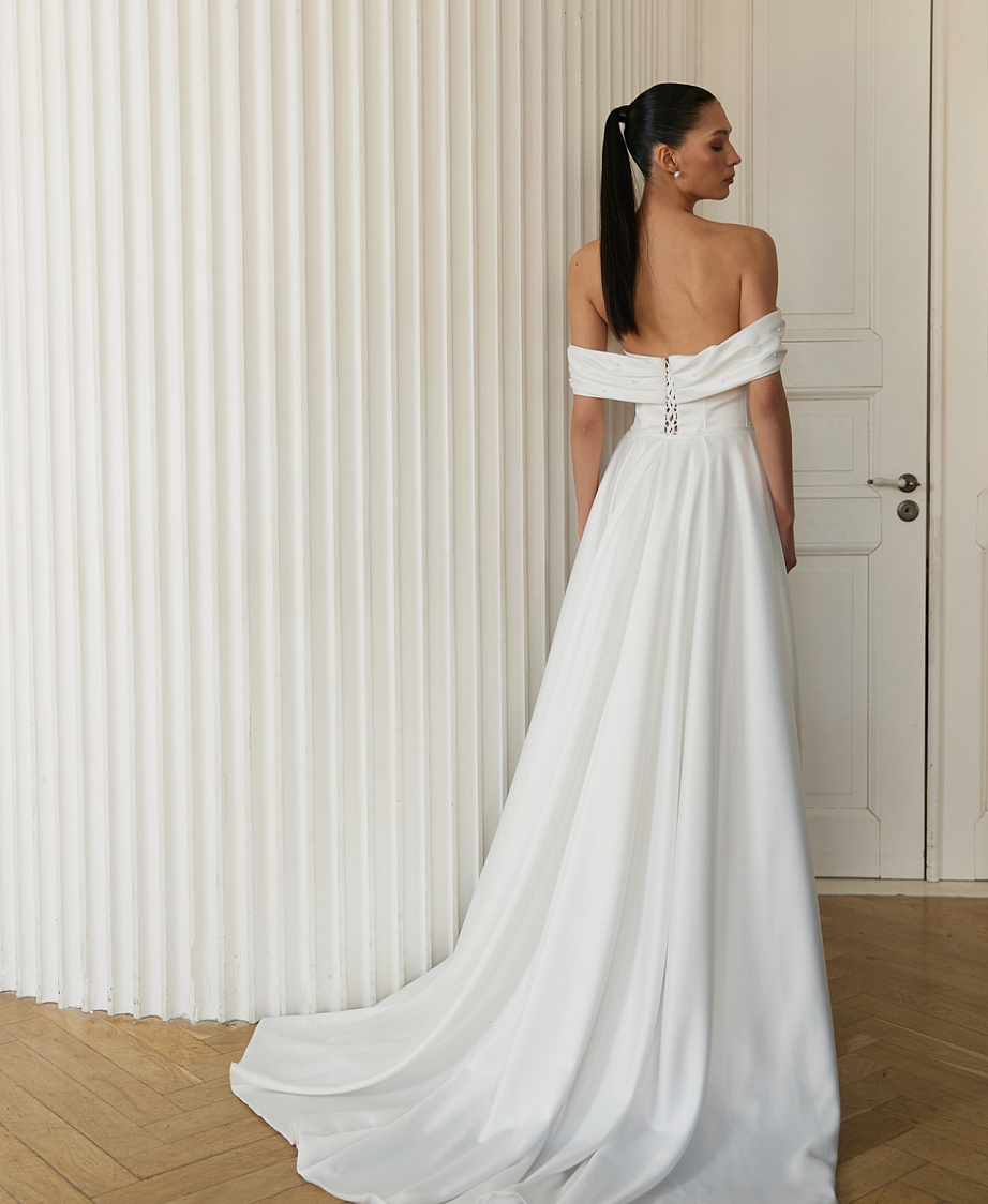 Атласное свадебное платье со съемным шлейфои и декором из жемчуга фото