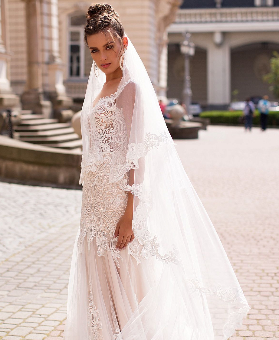 Длинная свадебная фата с красивым кружевом фото