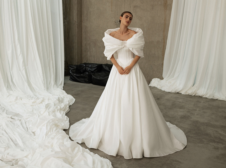 Свадебное платье принцесса с эффектным болеро фото