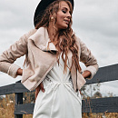 Бежевая короткая дубленка