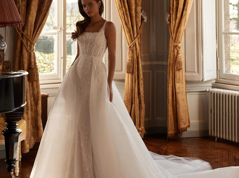 Роскошная русалка с квадратным вырезом и пышным слейфом фото