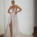 Роскошное свадебное платье с глубоким декольте фото