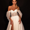 Блестящее свадебное платье с открытыми плечами фото