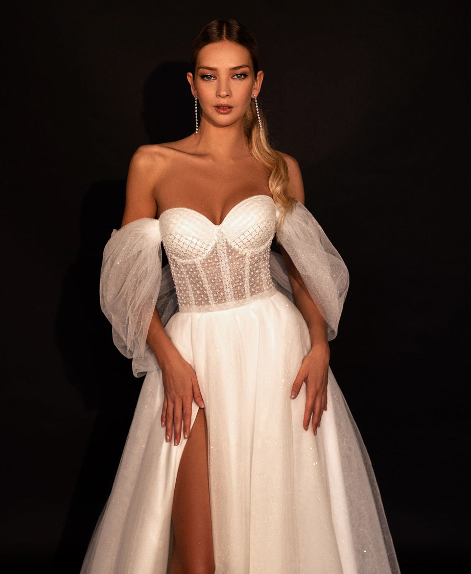 Блестящее свадебное платье с открытыми плечами фото