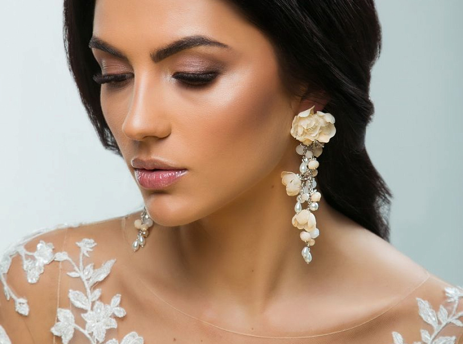 Нежные свадебные серьги с цветами фото