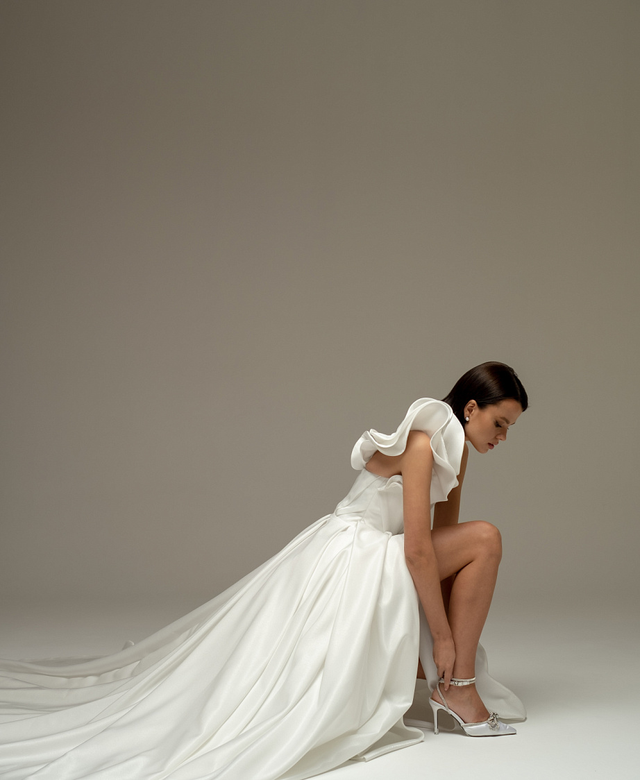 Стильное дизайнерское свадебное платье фото