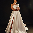 Пышное атласное свадебное платье со шлейфом фото