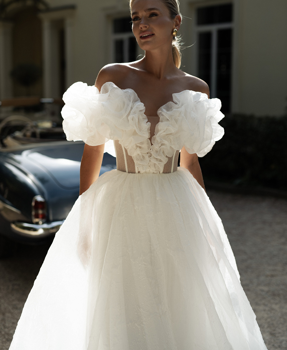 Воздушное свадебное платье с необычным корсетом фото