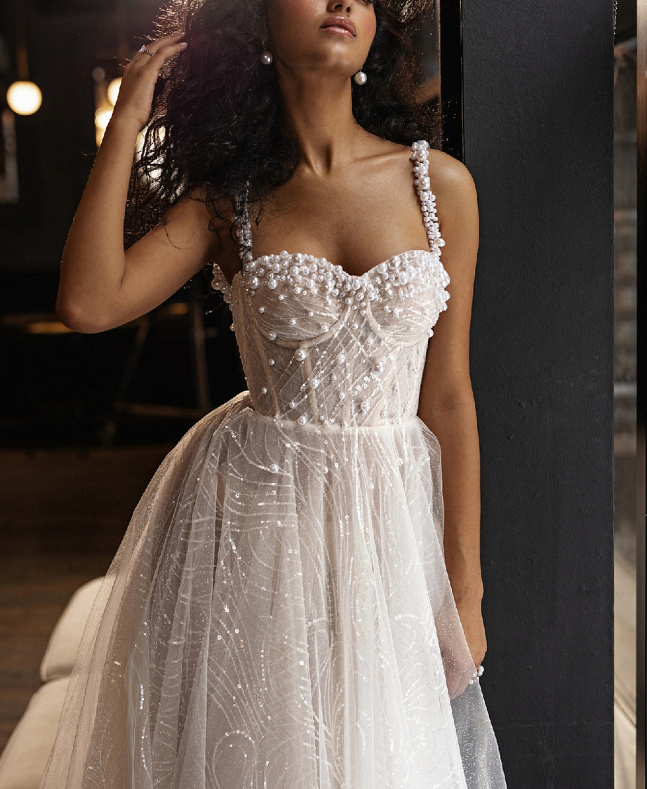 Свадебное платье с крупным жемчугом на корсете фото