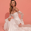 Атласное свадебное платье рыбка с кружевными рукавами-клёш фото