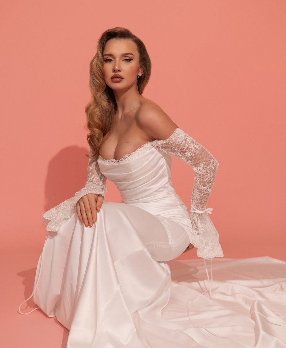 Атласное свадебное платье рыбка с кружевными рукавами-клёш фото