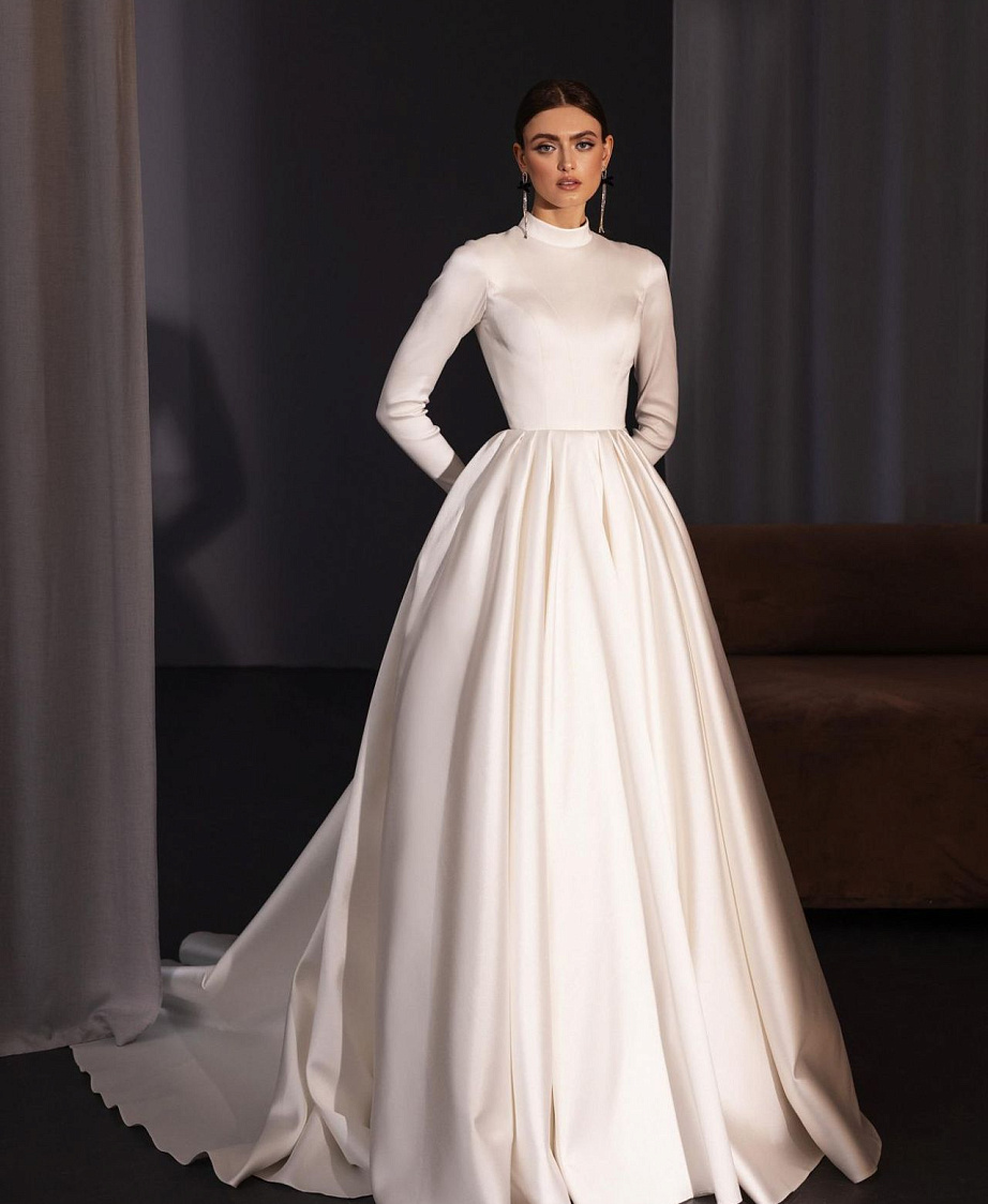 Закрытое атласное платье фото