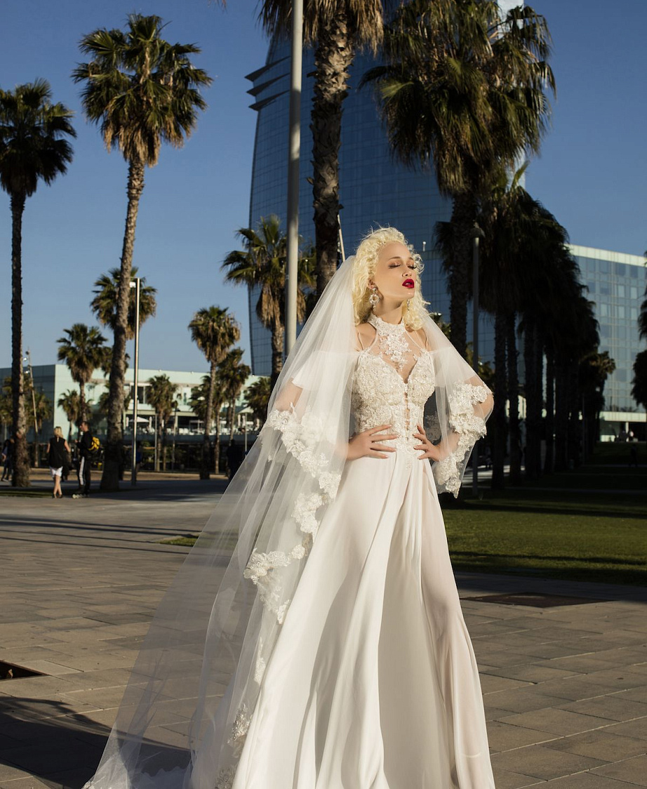 Кружевная свадебная фата с золотой нитью фото