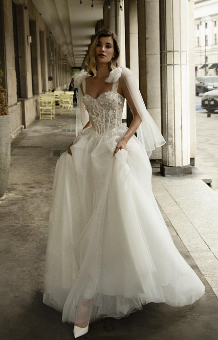 Нежное свадебное платье с бантами на плечах фото