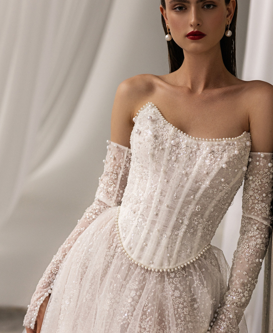 Роскошный расшитый свадебный комплект с корсетом фото