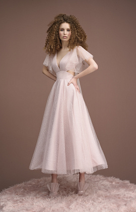 Вечернее свадебное платье миди с крылышками на плечах фото