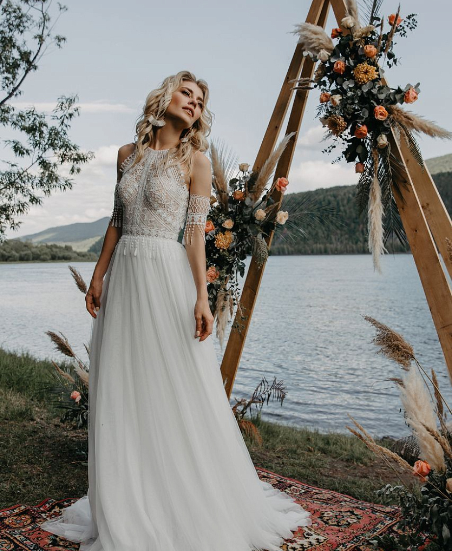 Нежное свадебное платье с кружевным верхом фото