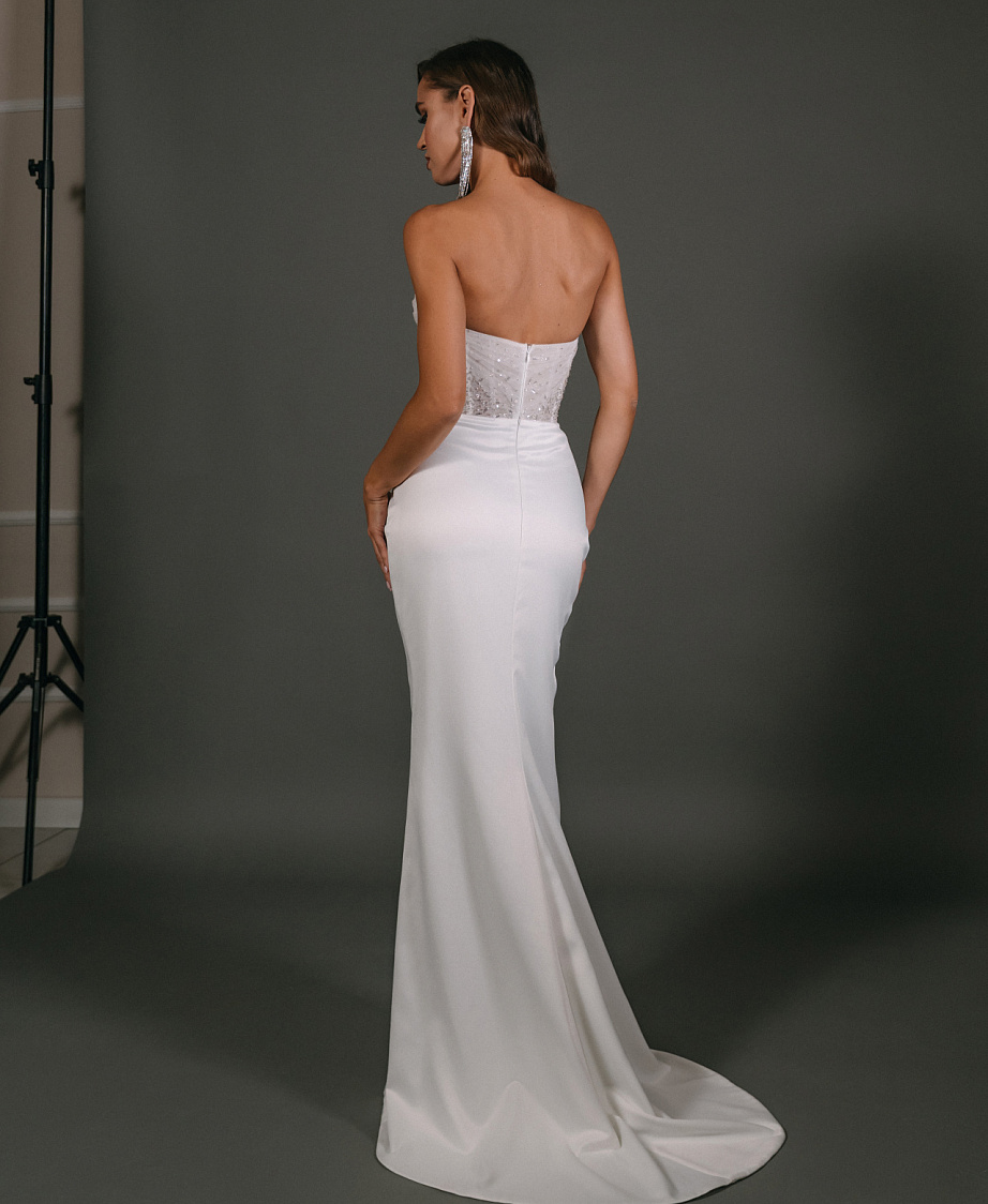 Свадебное платье со сборкой и разрезом на юбке фото