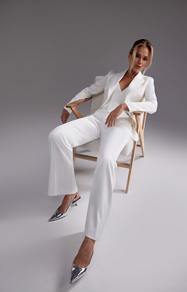 Стильный свадебный костюм-тройка из стрейч атласа фото