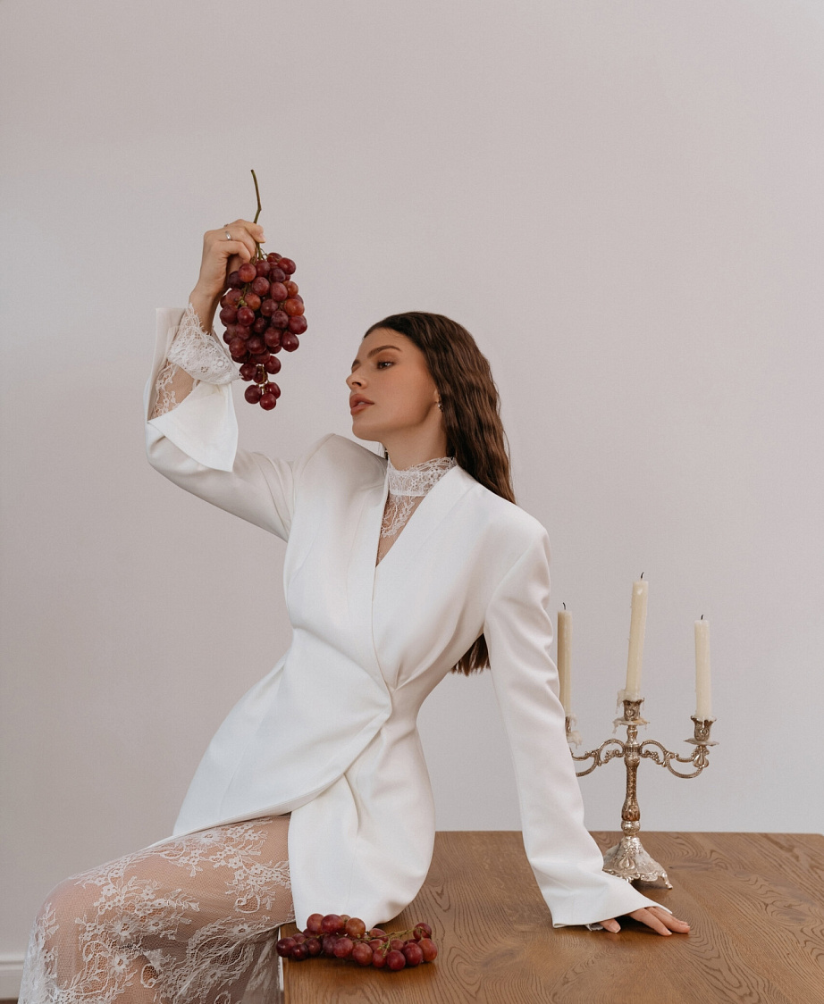 свадебный комплект из жакета и прозрачного кружевного платья  фото