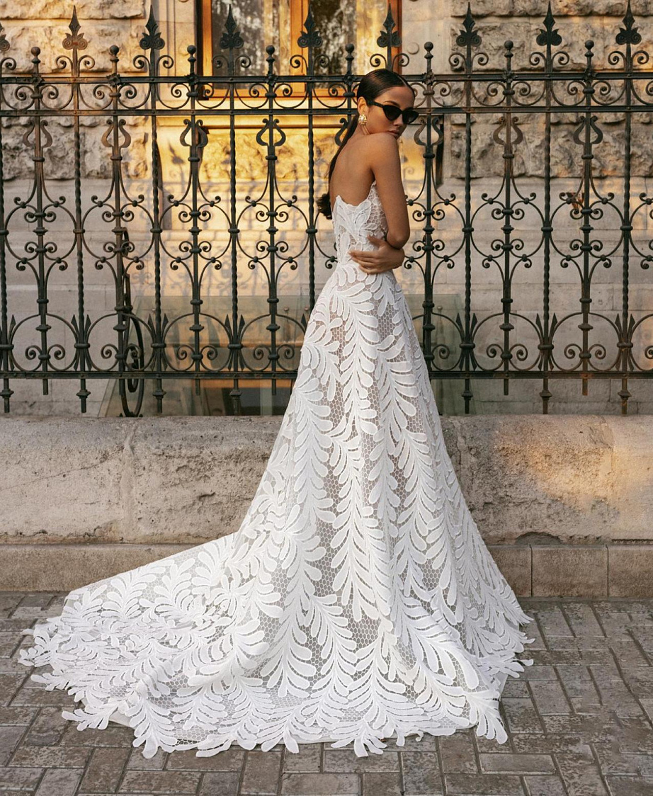 Необычное кружевное свадебное платье фото