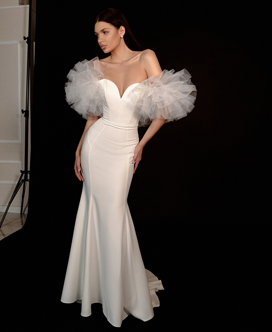 Свадебное платье с воланами на плечах фото