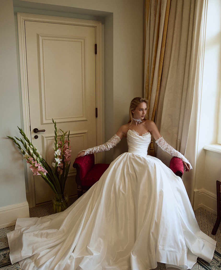 Свадебное платье из тафты с кружевными элементами фото