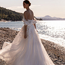 Кружевное свадебное платье с цветочными бретелями фото