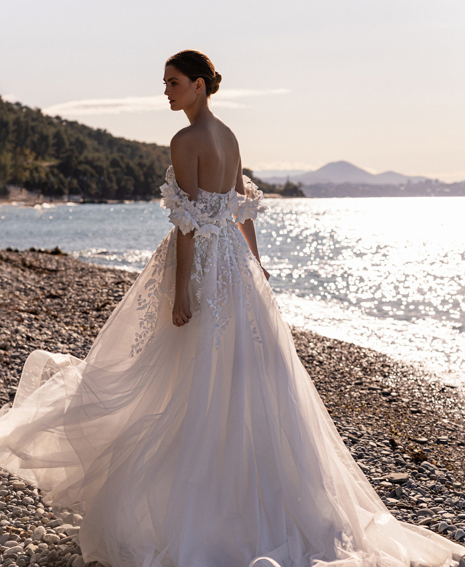 Кружевное свадебное платье с цветочными бретелями фото