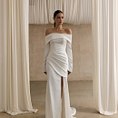 Атласное свадебное платье с рукавами и открытыми плечами фото