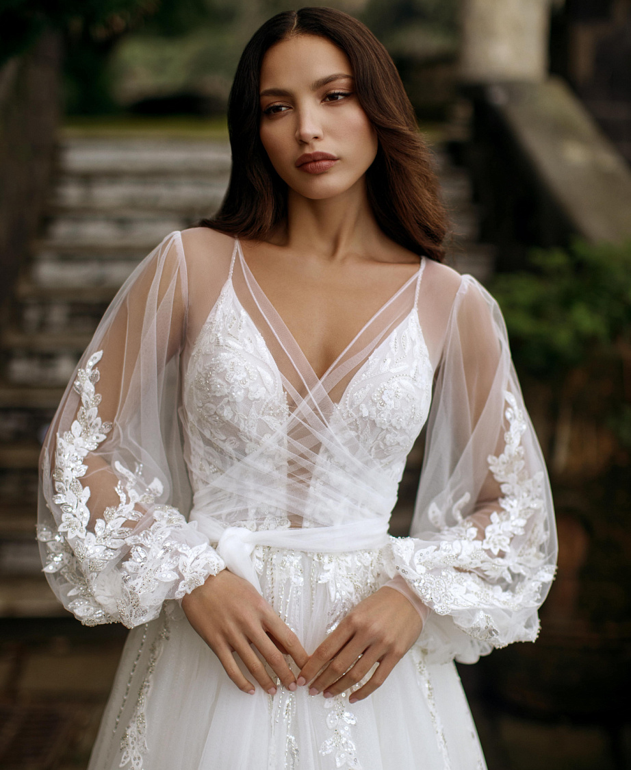 Роскошное свадебное платье на тонких бретелях фото